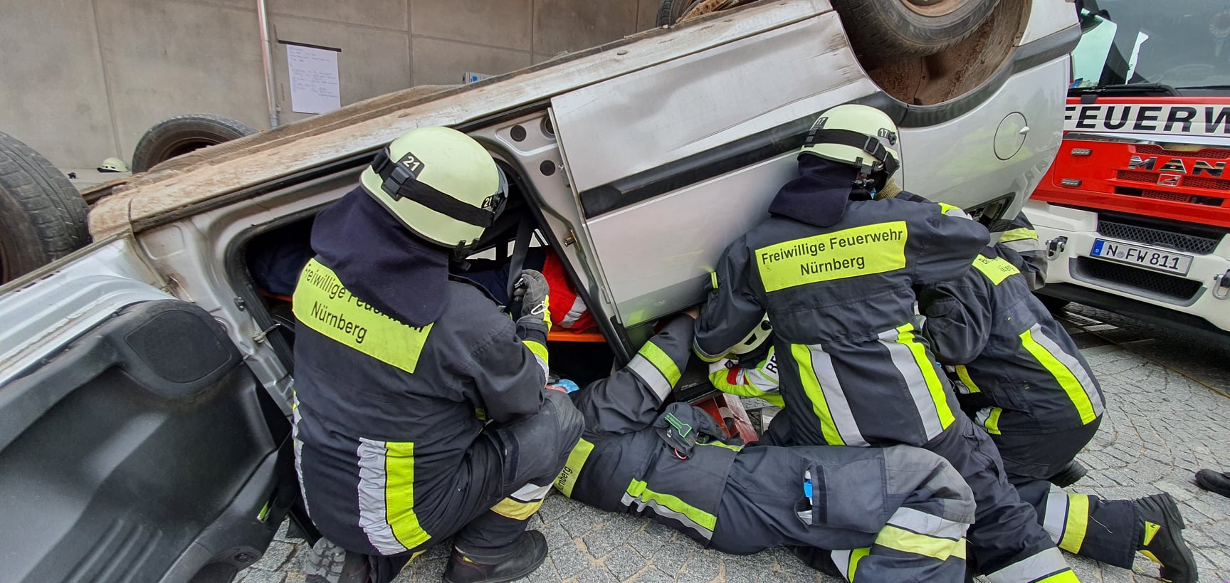 Verkehrsunfall PKW alleinbeteiligt, eine Person verletzt