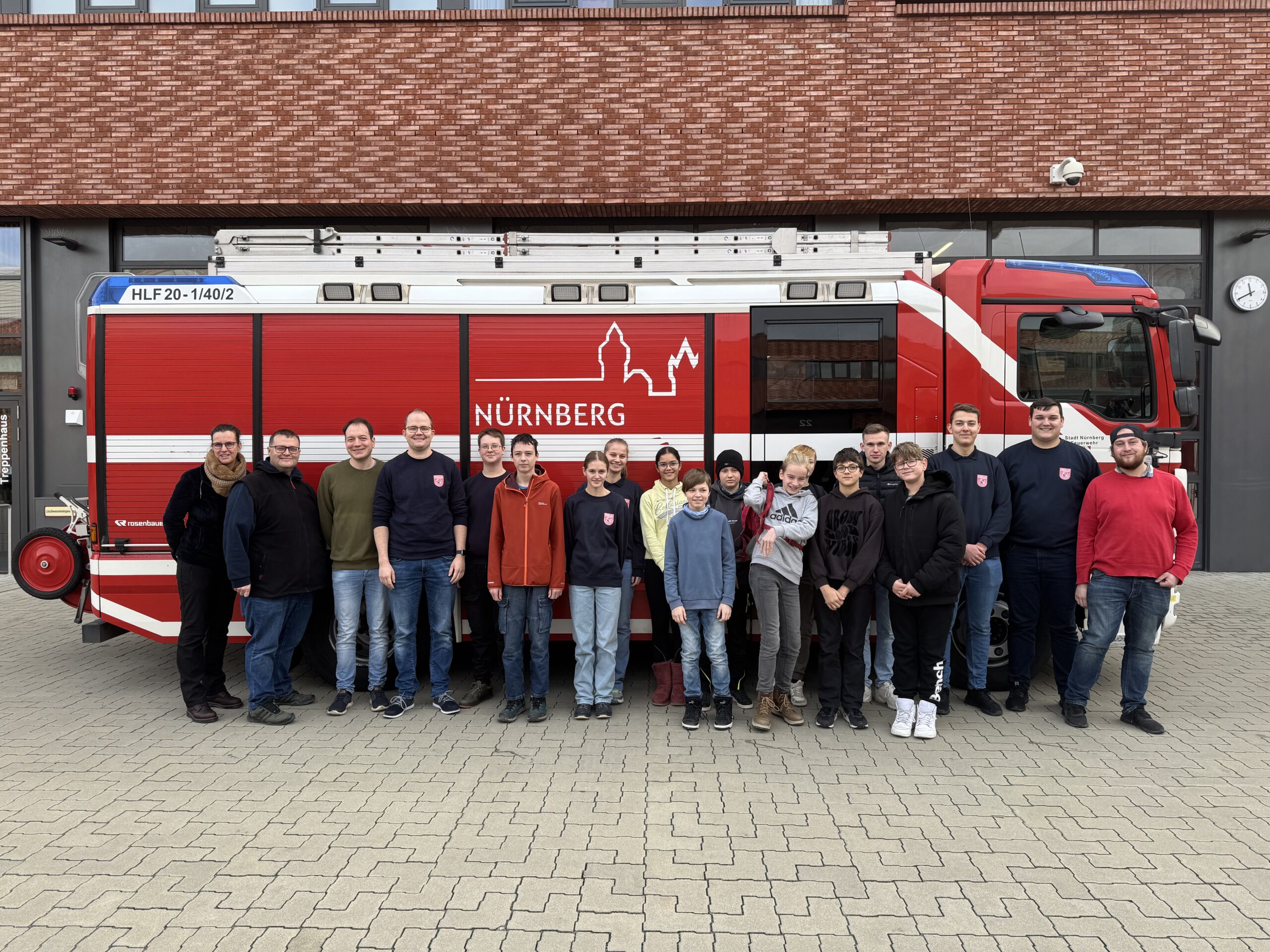 Status 2 – Jugendfeuerwehr zu Besuch auf Feuerwache 1